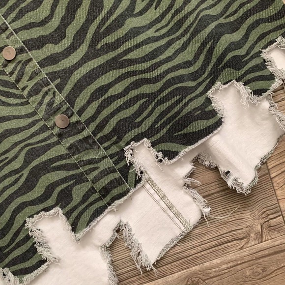 NWT She+Sky Green Tiger Print Cropped Denim Jacket - Picture 3 of 4